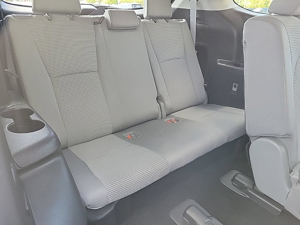 Used 2022 Toyota Highlander LE AWD/4WD image 15