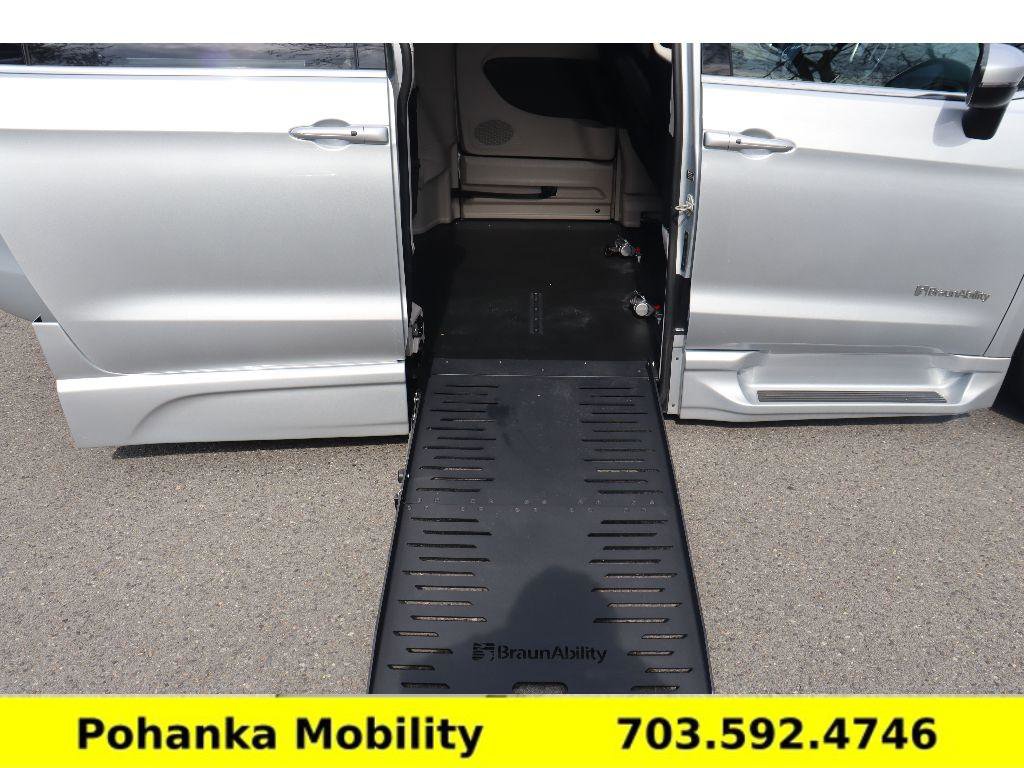 Used 2023 Chrysler Voyager LX image 1