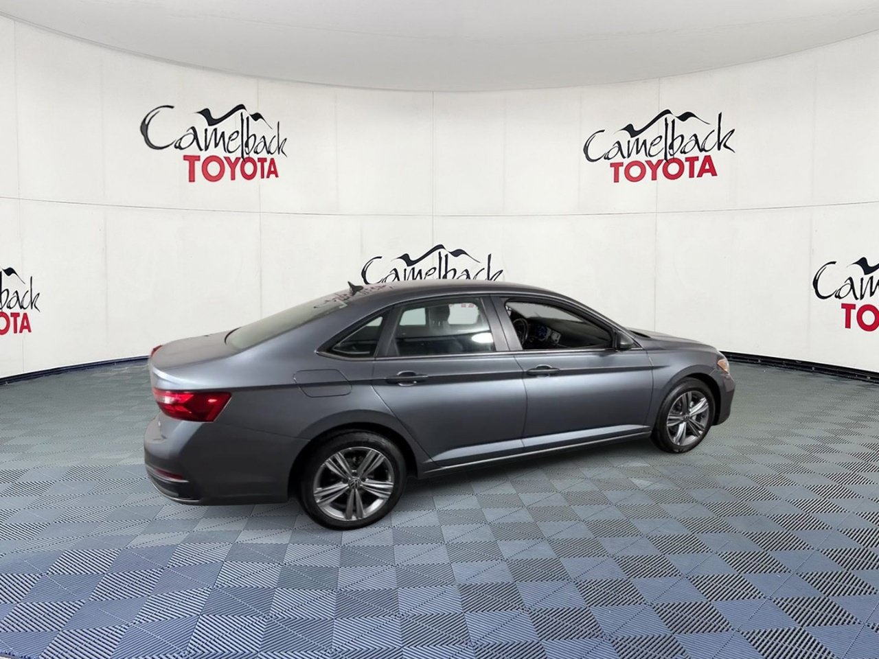 Used 2024 Volkswagen Jetta SE FWD image 3