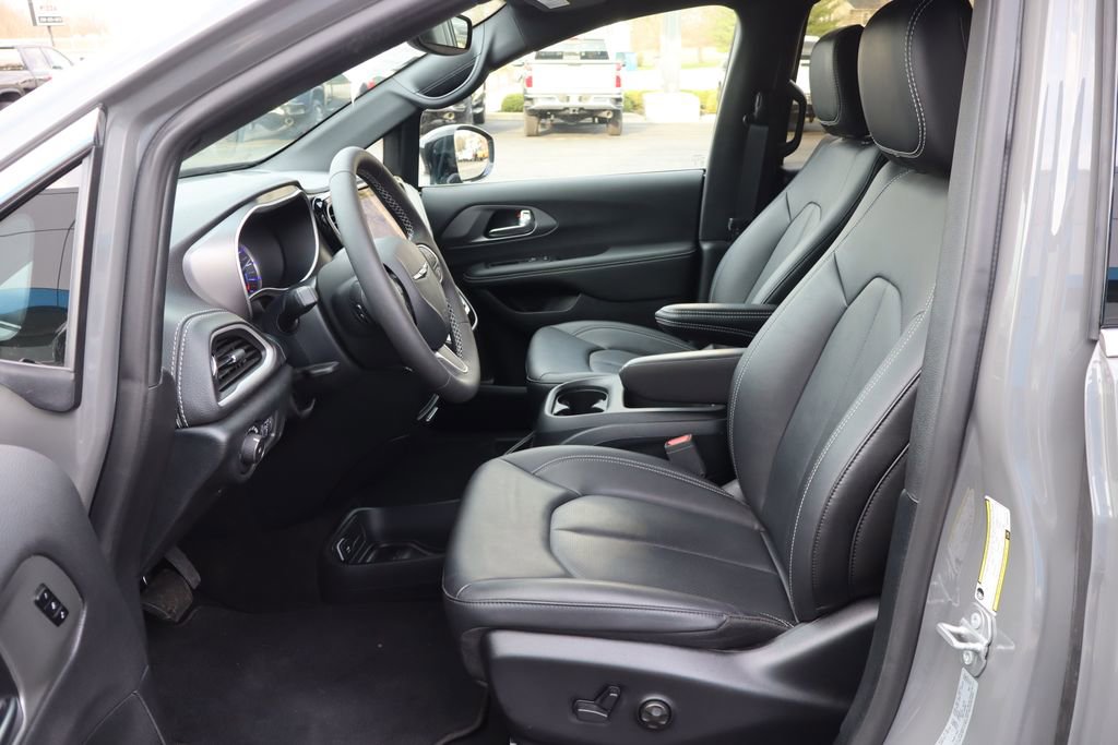 Used 2025 Chrysler Pacifica Select image 5