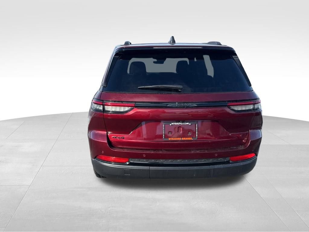 Used 2025 Jeep Grand Cherokee Altitude image 4