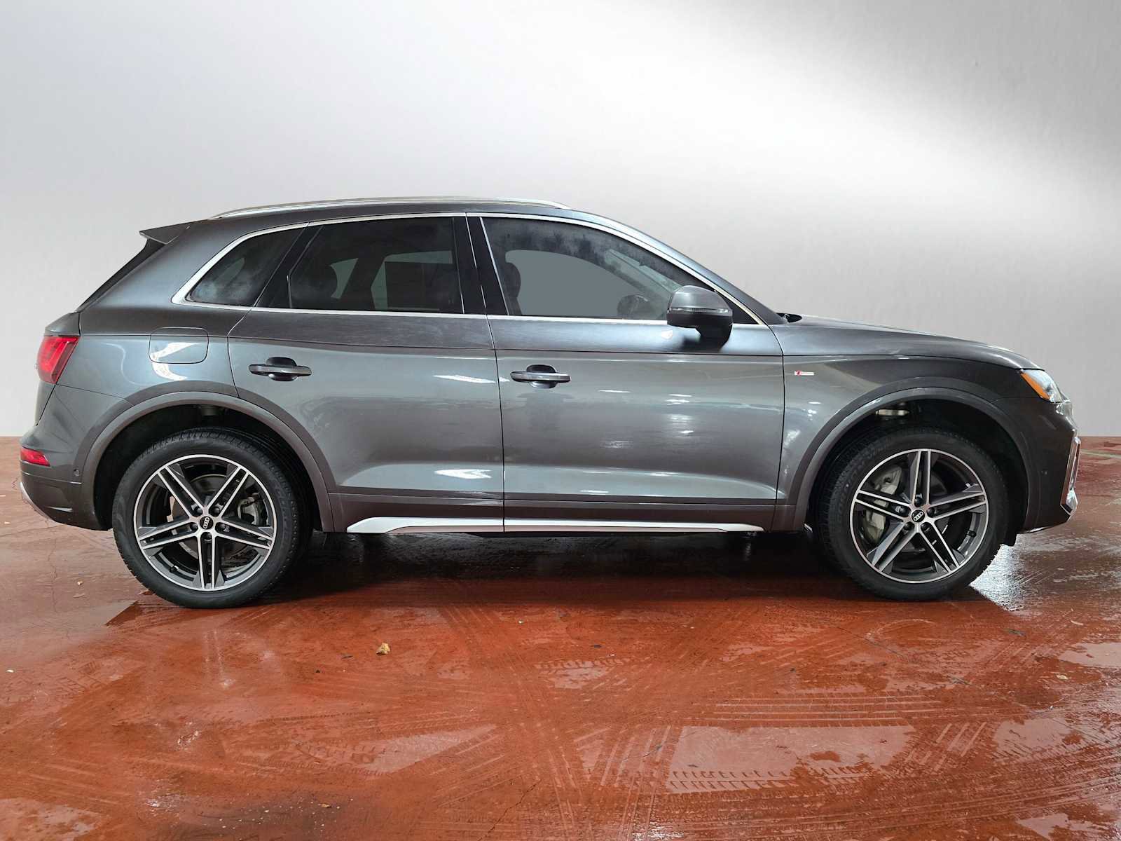 Used 2021 Audi Q5 e Prestige w/ Prestige Package image 2