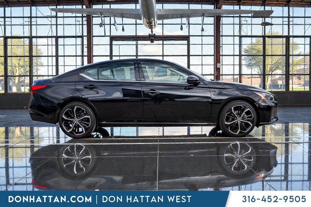 Used 2024 Nissan Altima 2.5 SR FWD image 33
