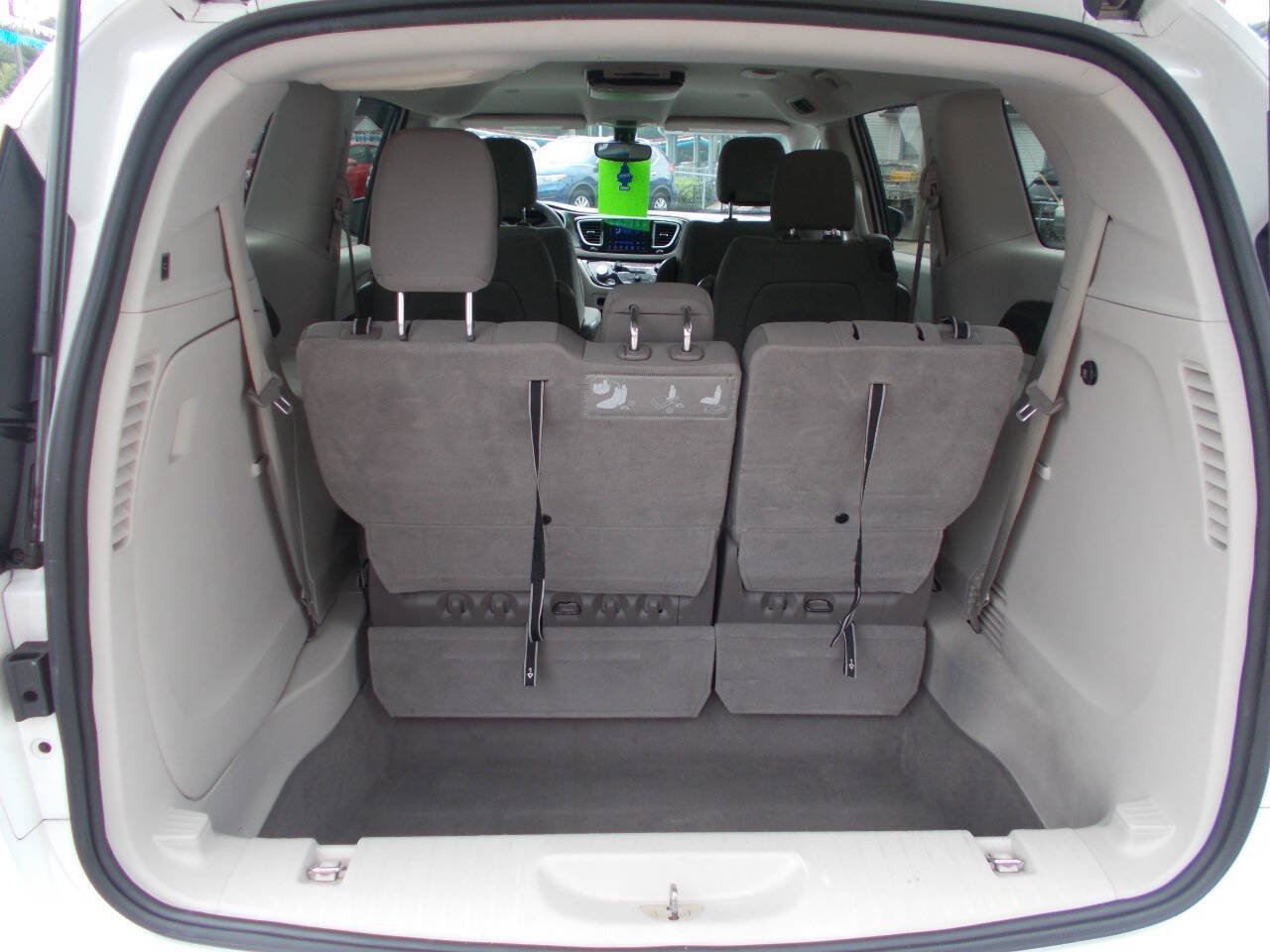 Used 2017 Chrysler Pacifica Touring FWD image 18