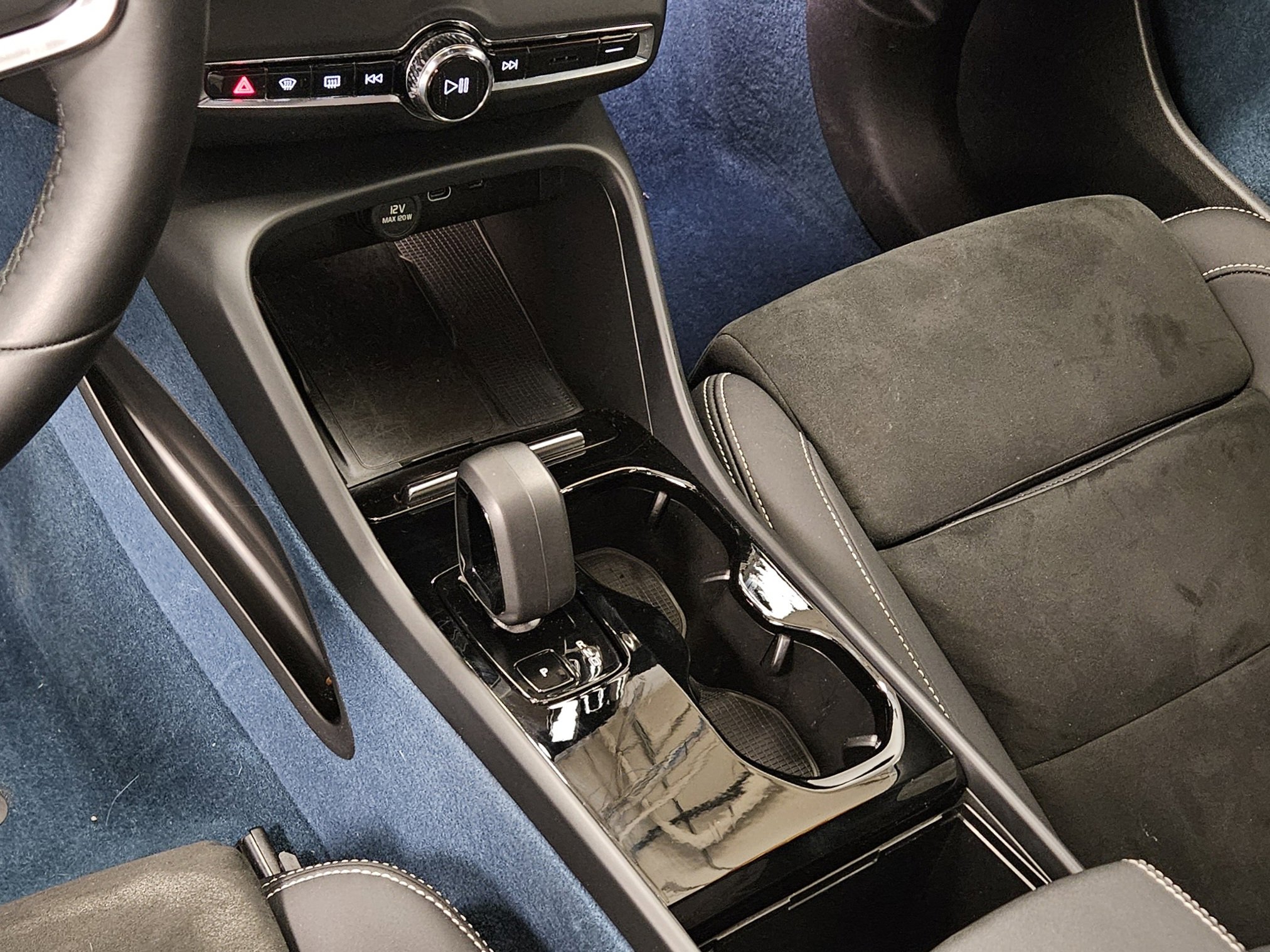 Used 2023 Volvo C40 P8 Recharge Ultimate image 40