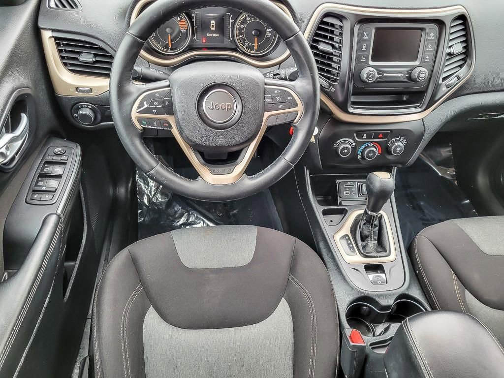 Used 2016 Jeep Cherokee Sport image 10