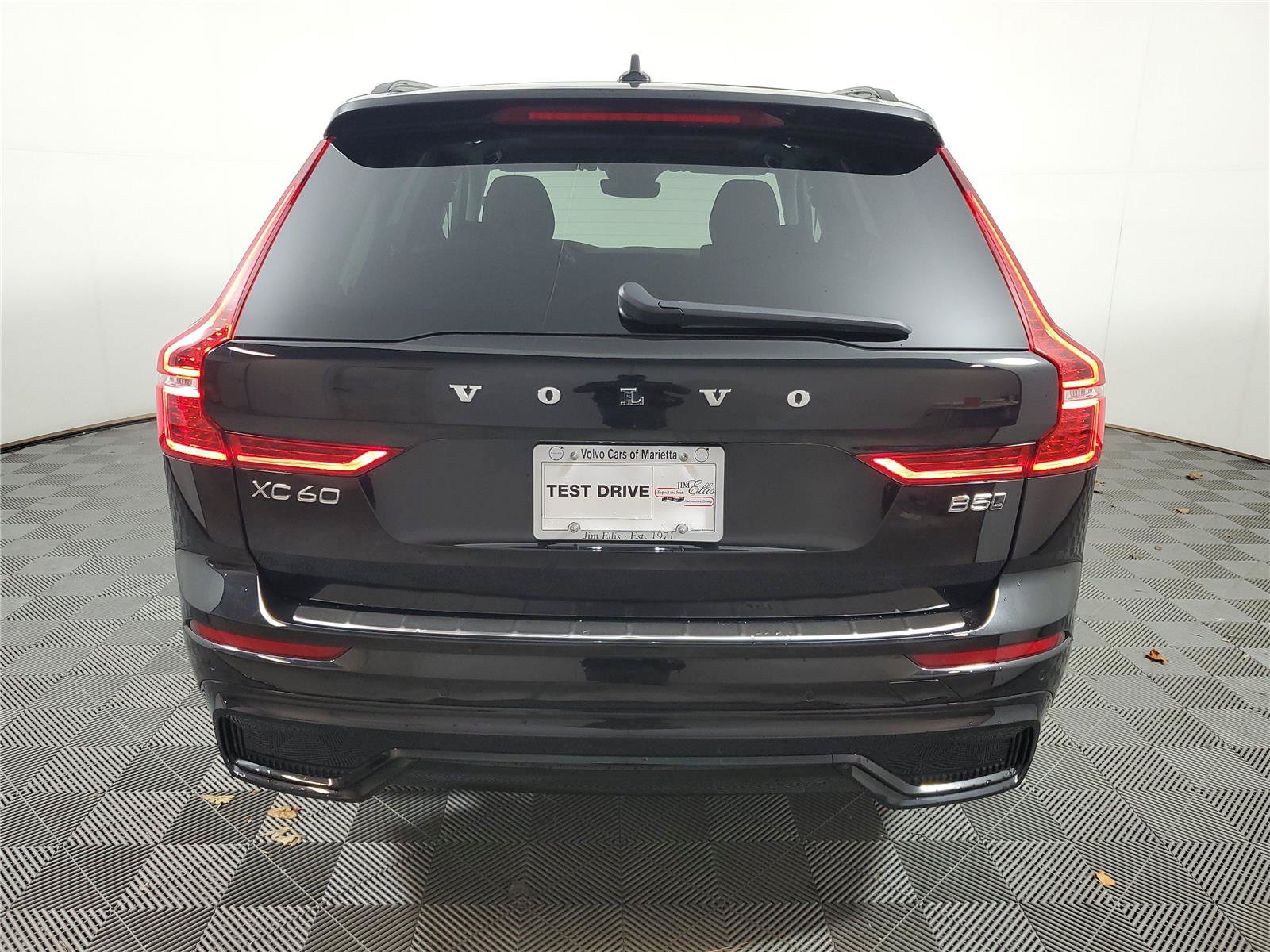 Certified 2025 Volvo XC60 B5 Ultra AWD/4WD image 5