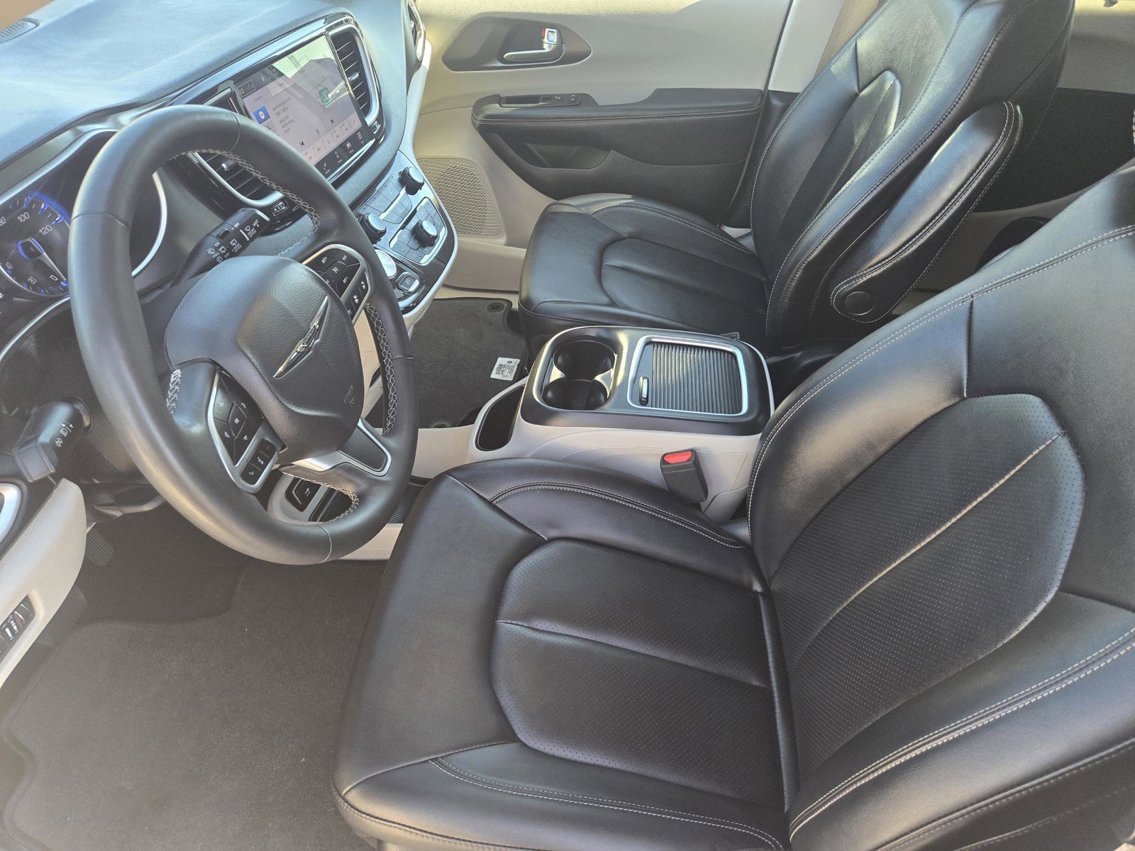 Used 2024 Chrysler Pacifica Touring-L image 12