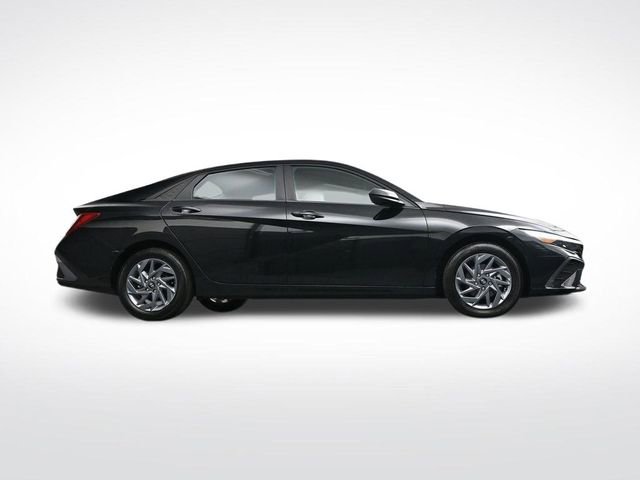 Used 2024 Hyundai Elantra SEL image 31