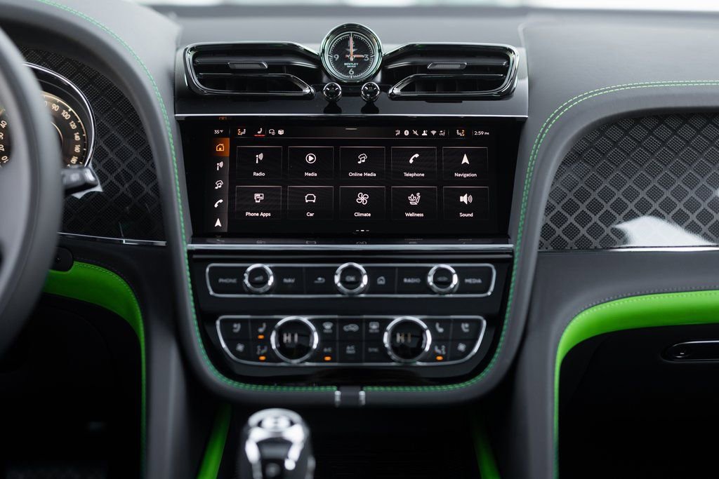 Used 2025 Bentley Bentayga image 25