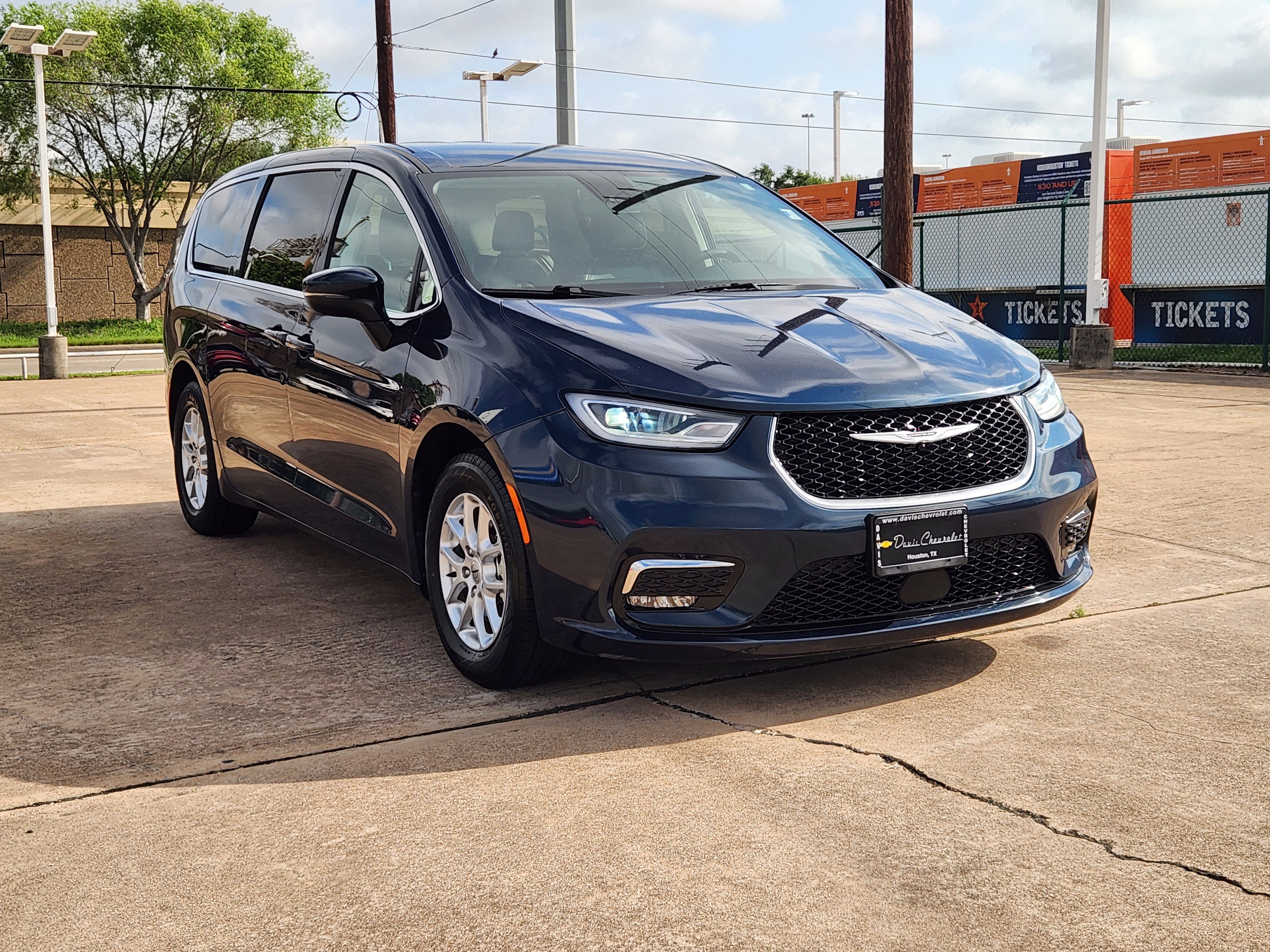 Used 2023 Chrysler Pacifica Touring-L FWD image 4