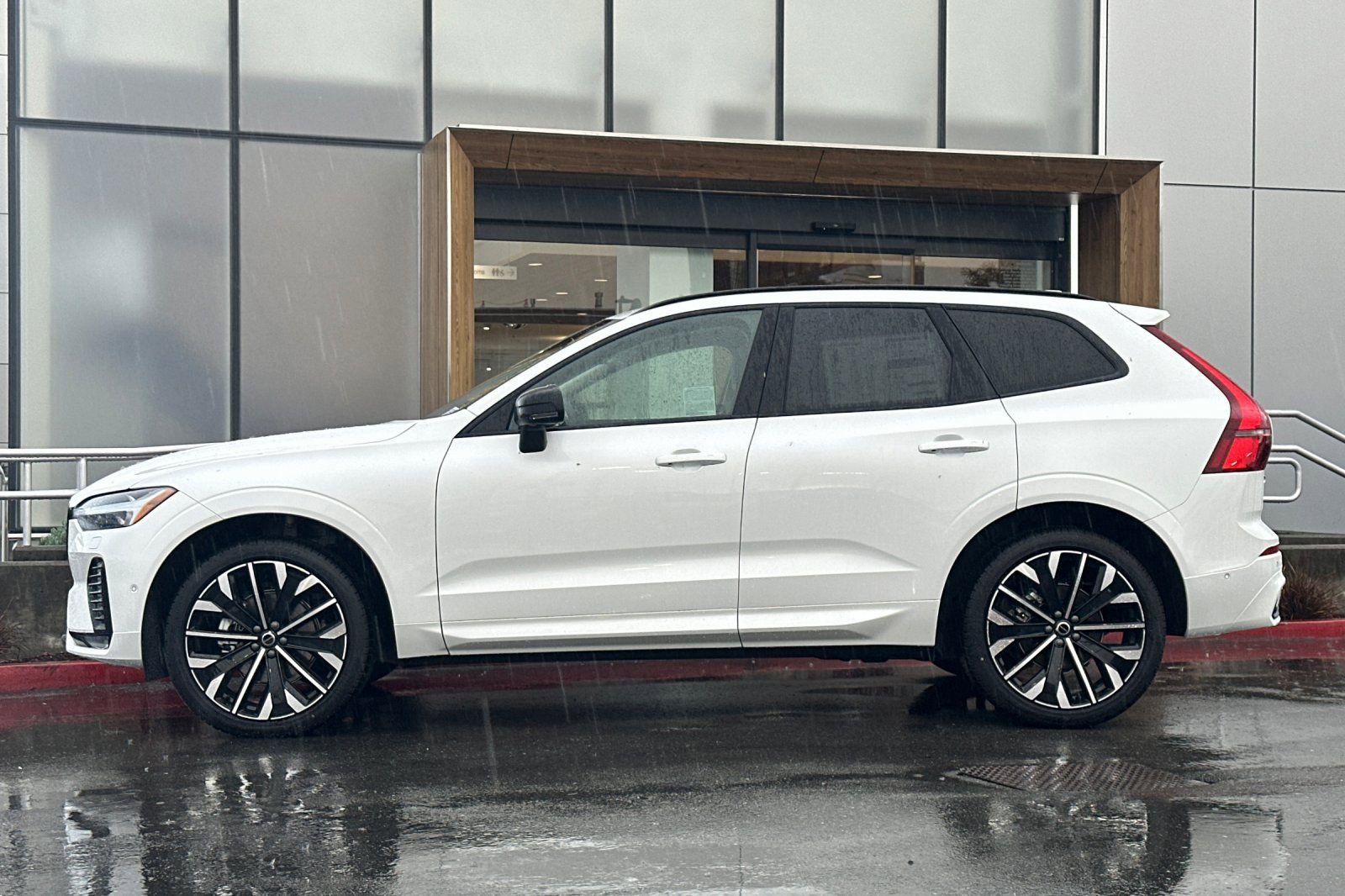 New 2026 Volvo XC60 B5 Ultra w/ Protection Package Premier image 5