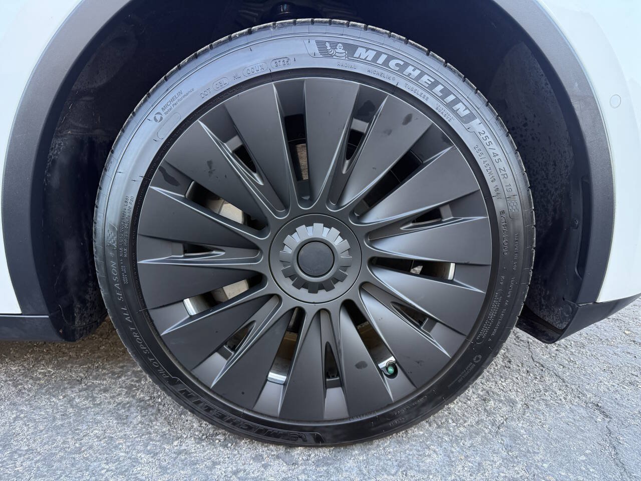 Used 2022 Tesla Model Y Long Range AWD/4WD image 32