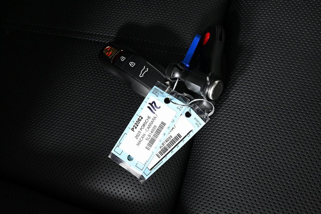 Certified 2025 Porsche Macan image 26