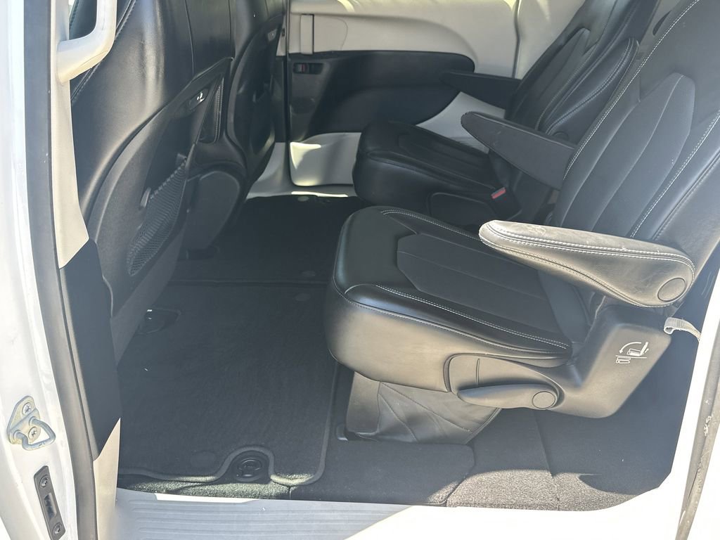 Used 2023 Chrysler Pacifica Touring-L FWD image 21