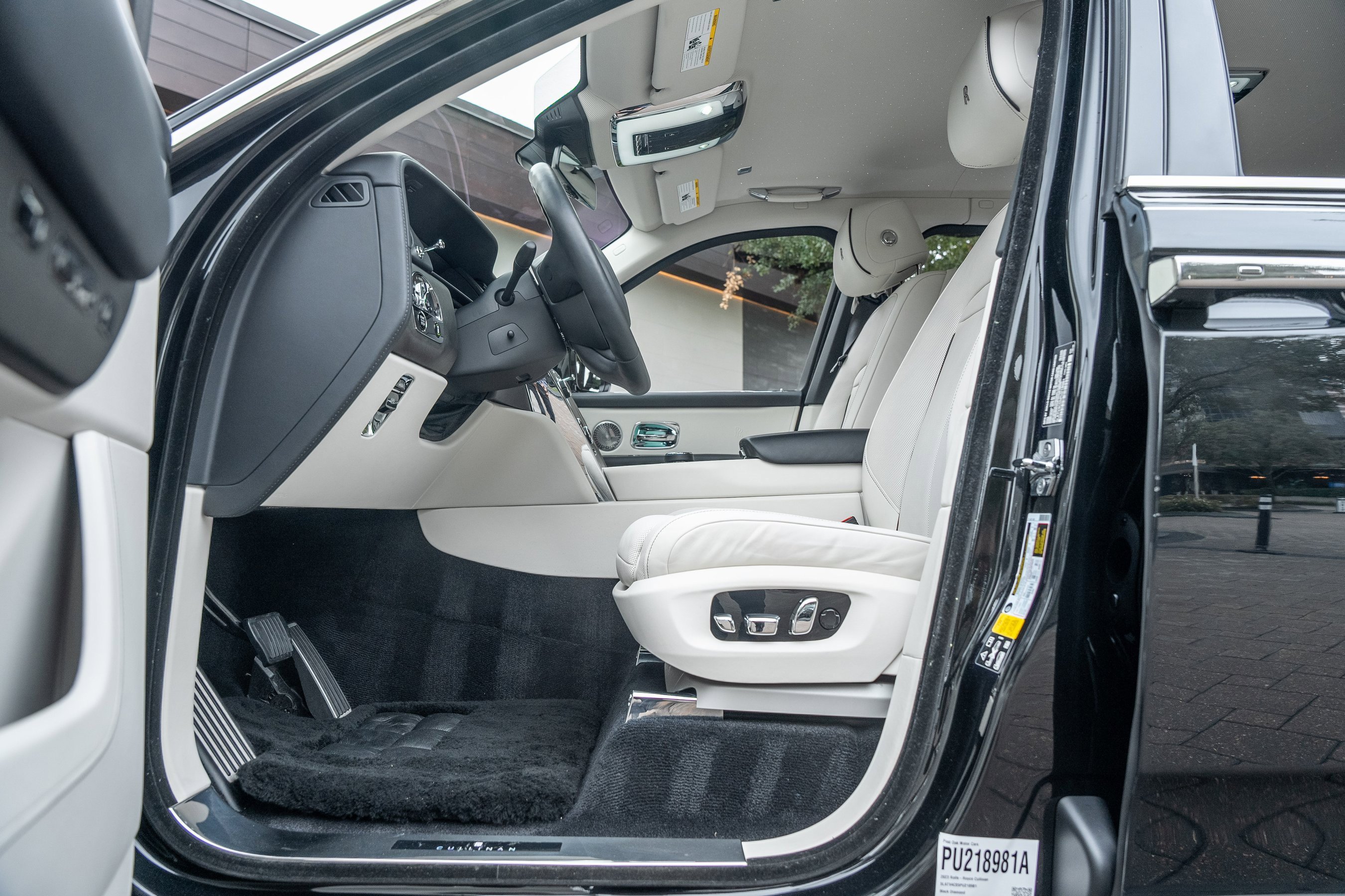 Used 2023 Rolls-Royce Cullinan w/ Cullinan Package image 24
