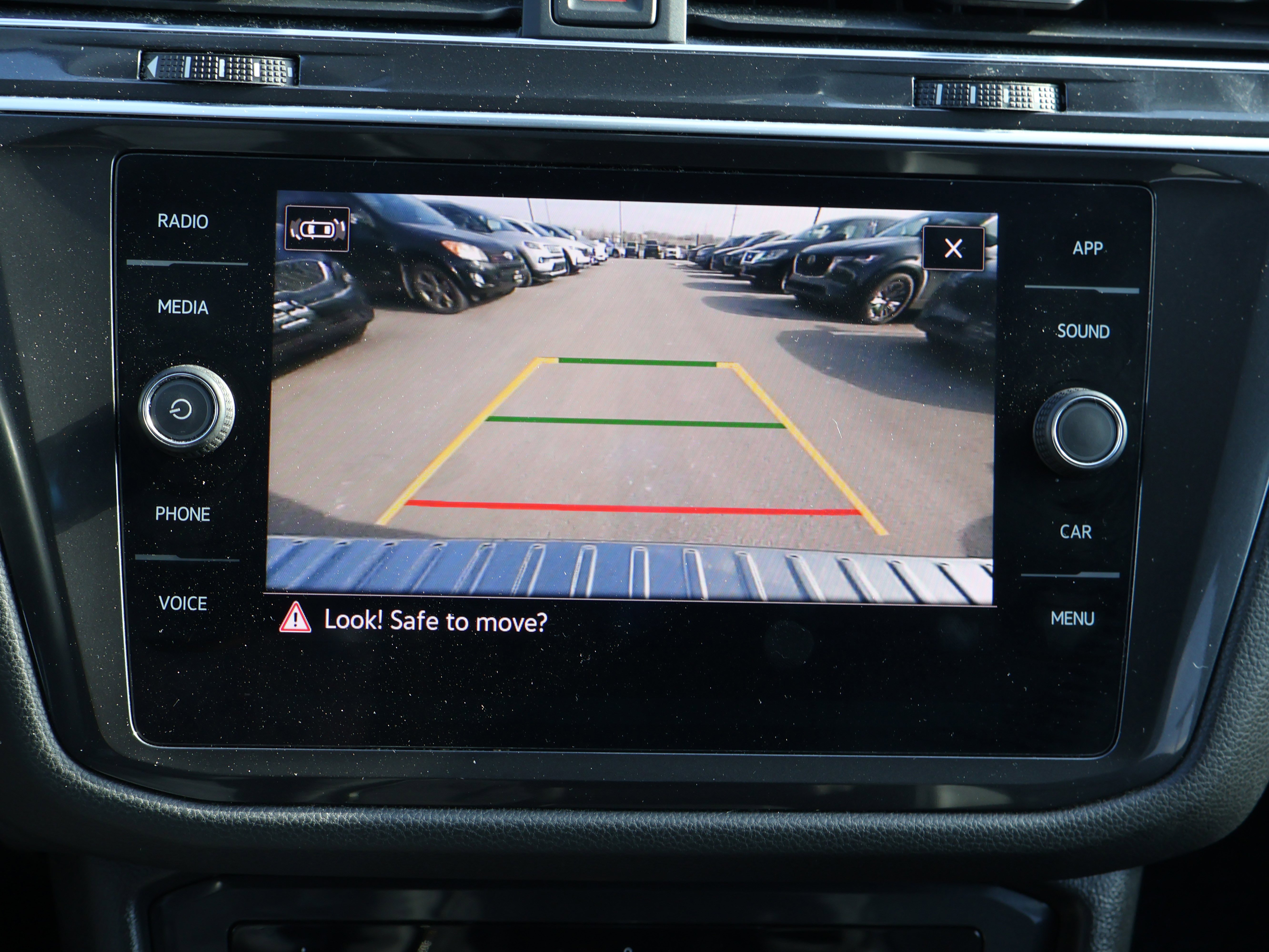 Used 2022 Volkswagen Tiguan SE w/ Panoramic Sunroof Package image 26