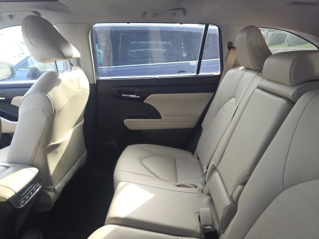 Used 2025 Toyota Highlander XLE AWD/4WD image 9