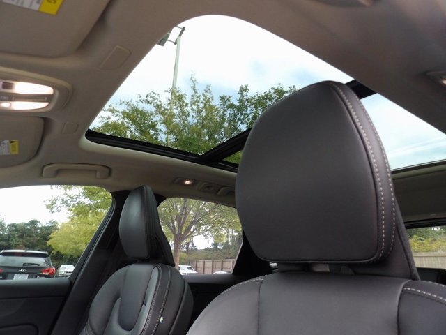 Certified 2024 Volvo XC60 B5 Ultimate w/ Protection Package Premier image 14