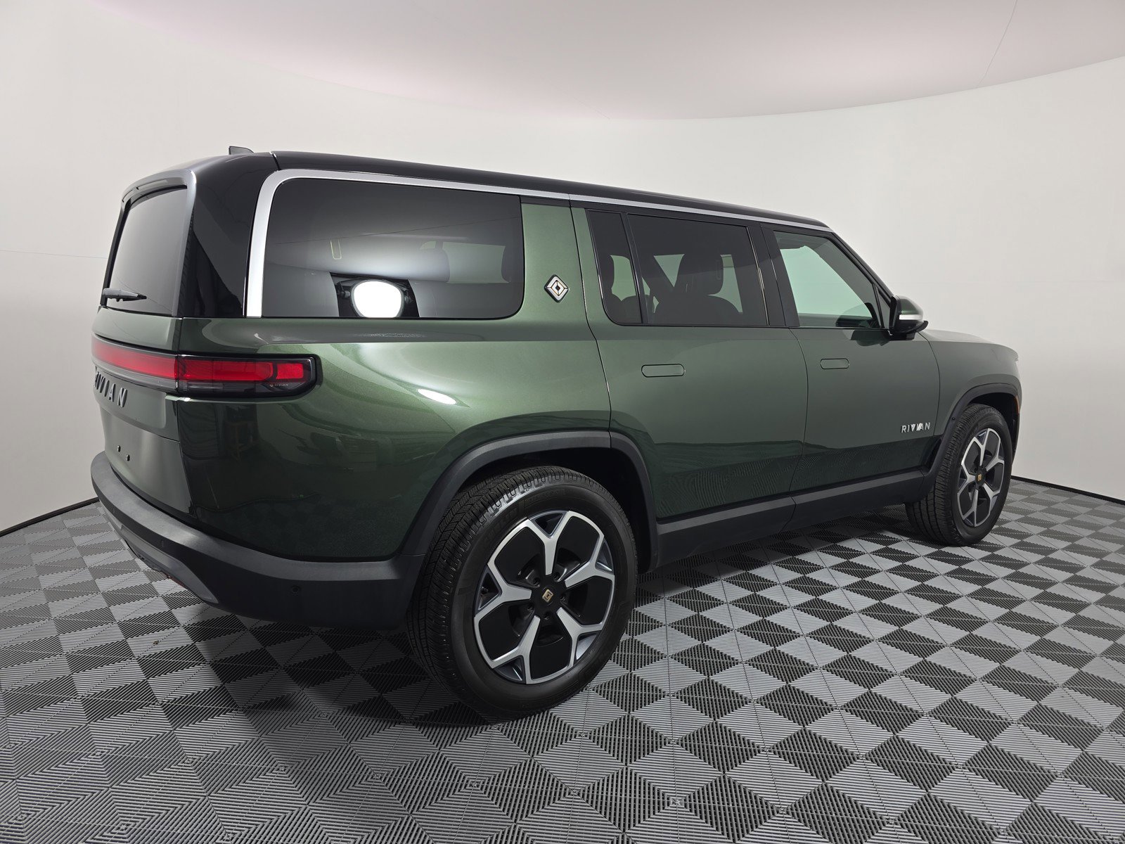 Used 2024 Rivian R1S Adventure AWD/4WD image 5