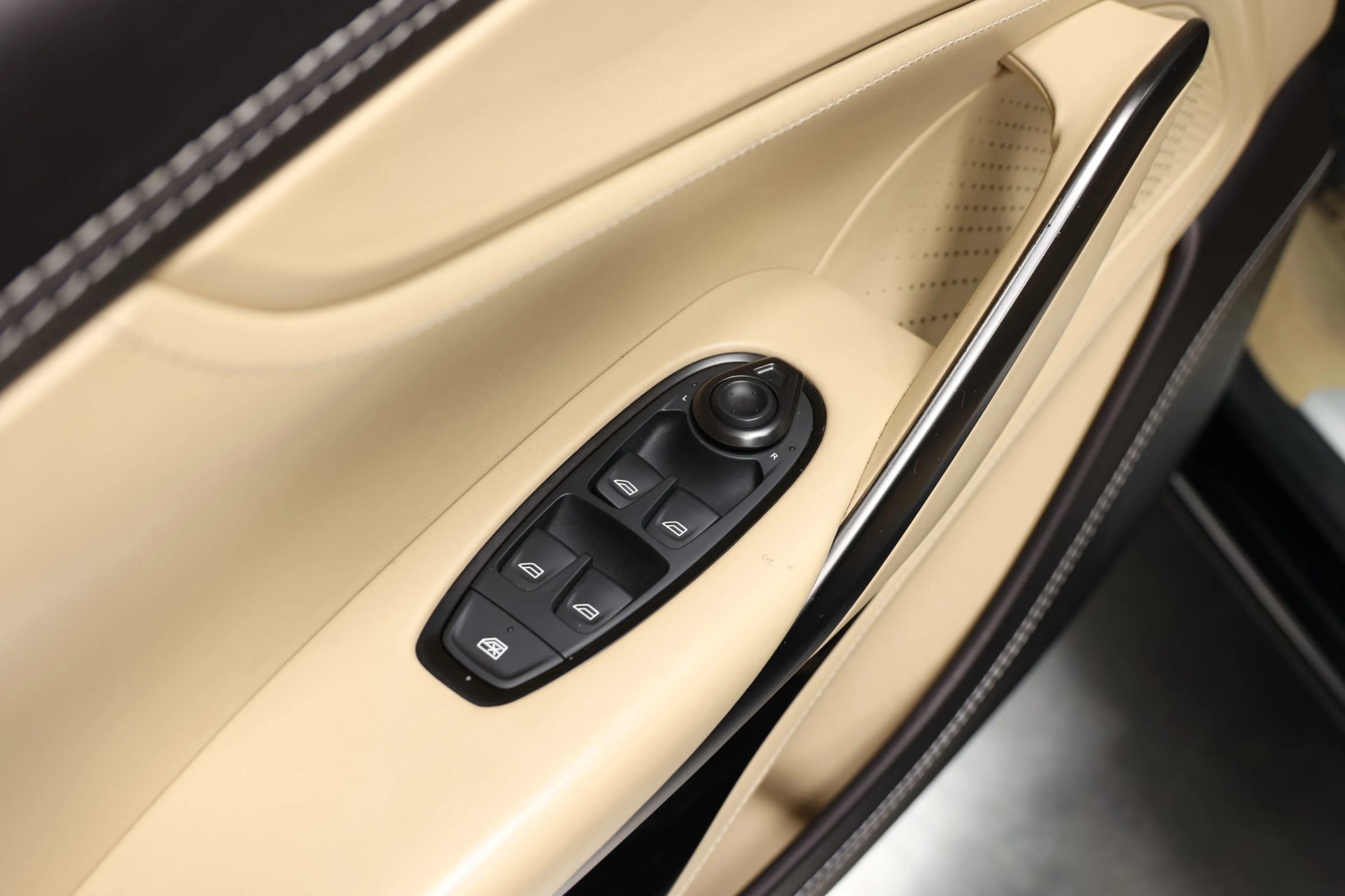 Used 2021 Aston Martin DBX image 11