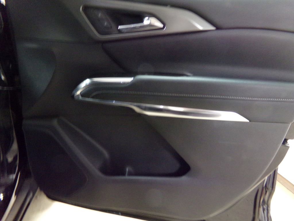 Used 2025 Chevrolet Traverse LT image 7