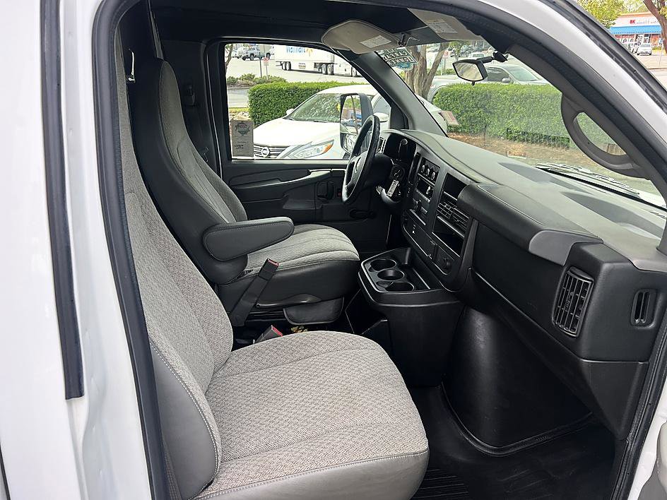 Used 2015 Chevrolet Express 3500 Extended image 17