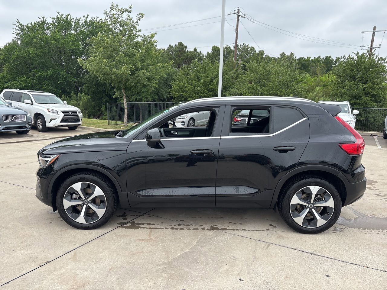 Certified 2025 Volvo XC40 B5 Plus AWD/4WD image 8