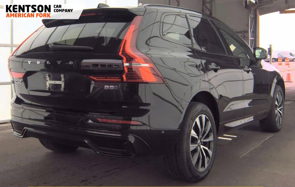 Used 2025 Volvo XC60 B5 Plus AWD/4WD image 4
