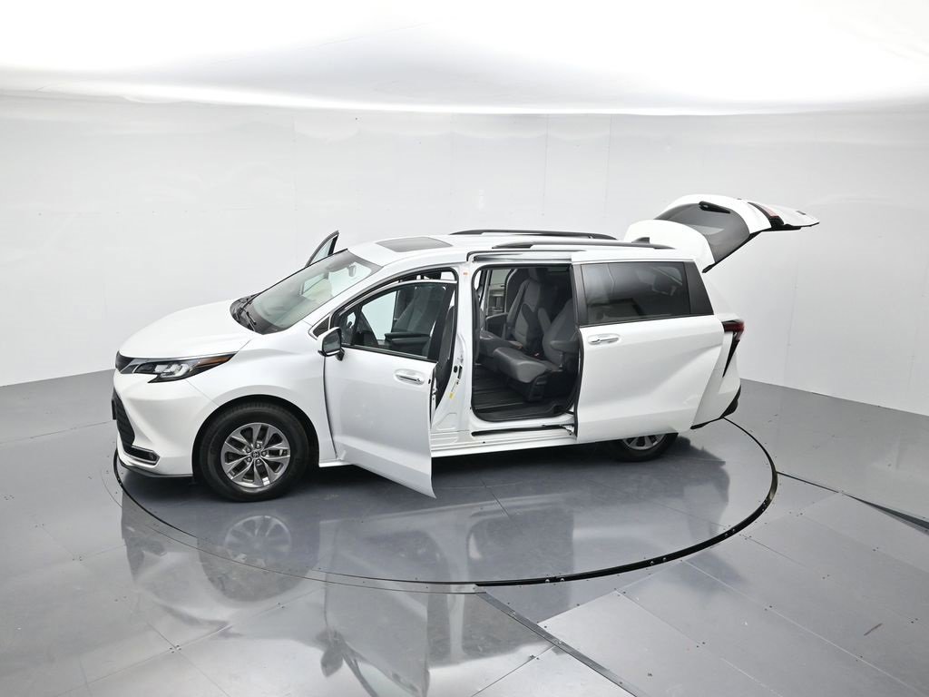 Used 2022 Toyota Sienna XLE image 43