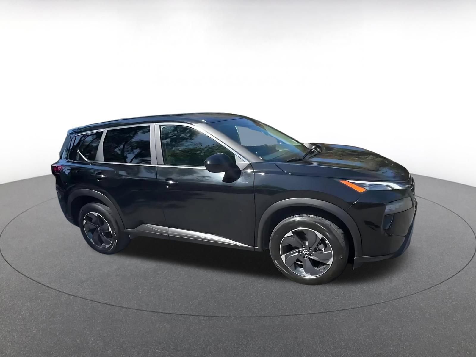 Used 2025 Nissan Rogue SV image 2