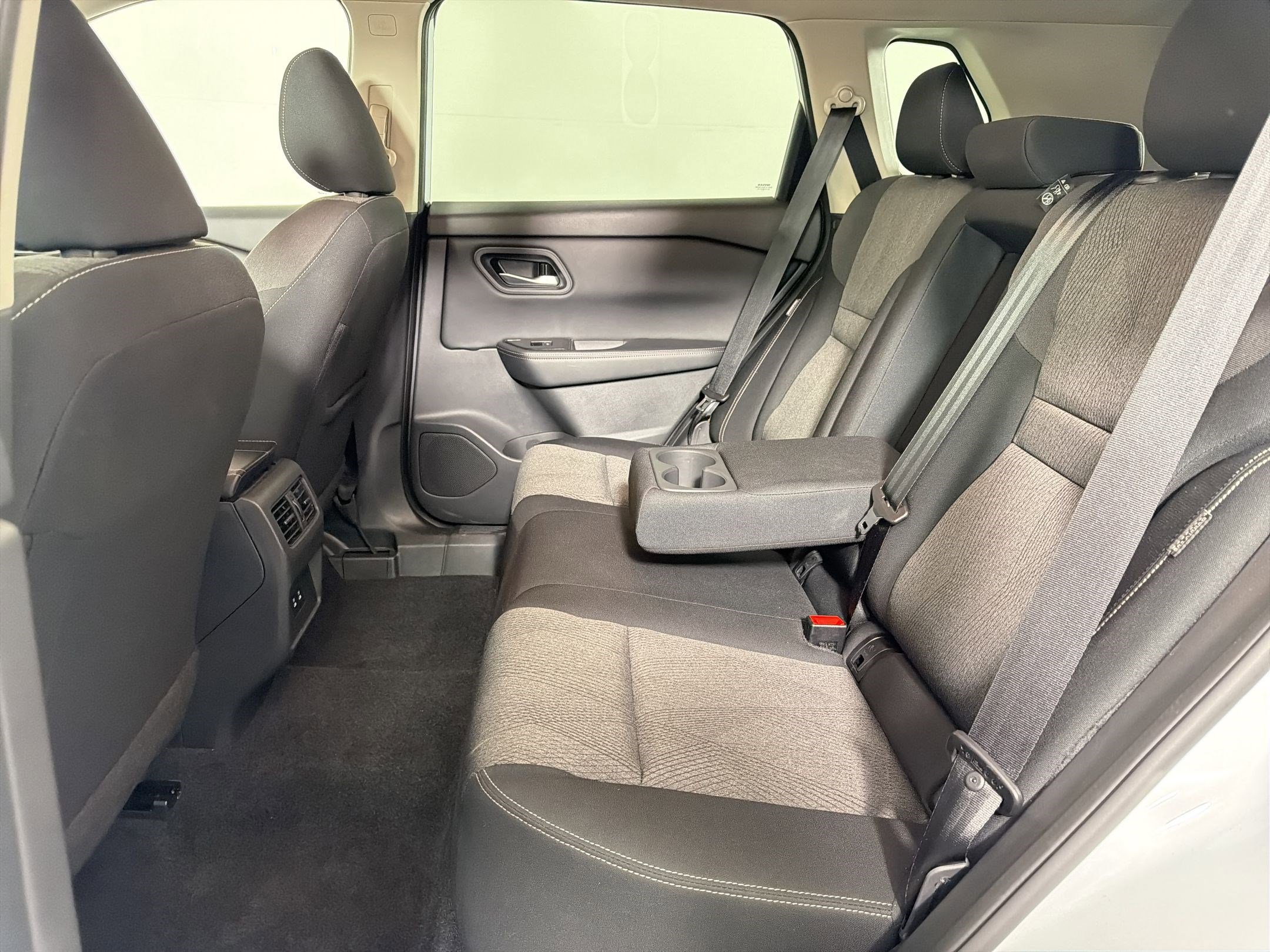 Used 2025 Nissan Rogue SV FWD image 13