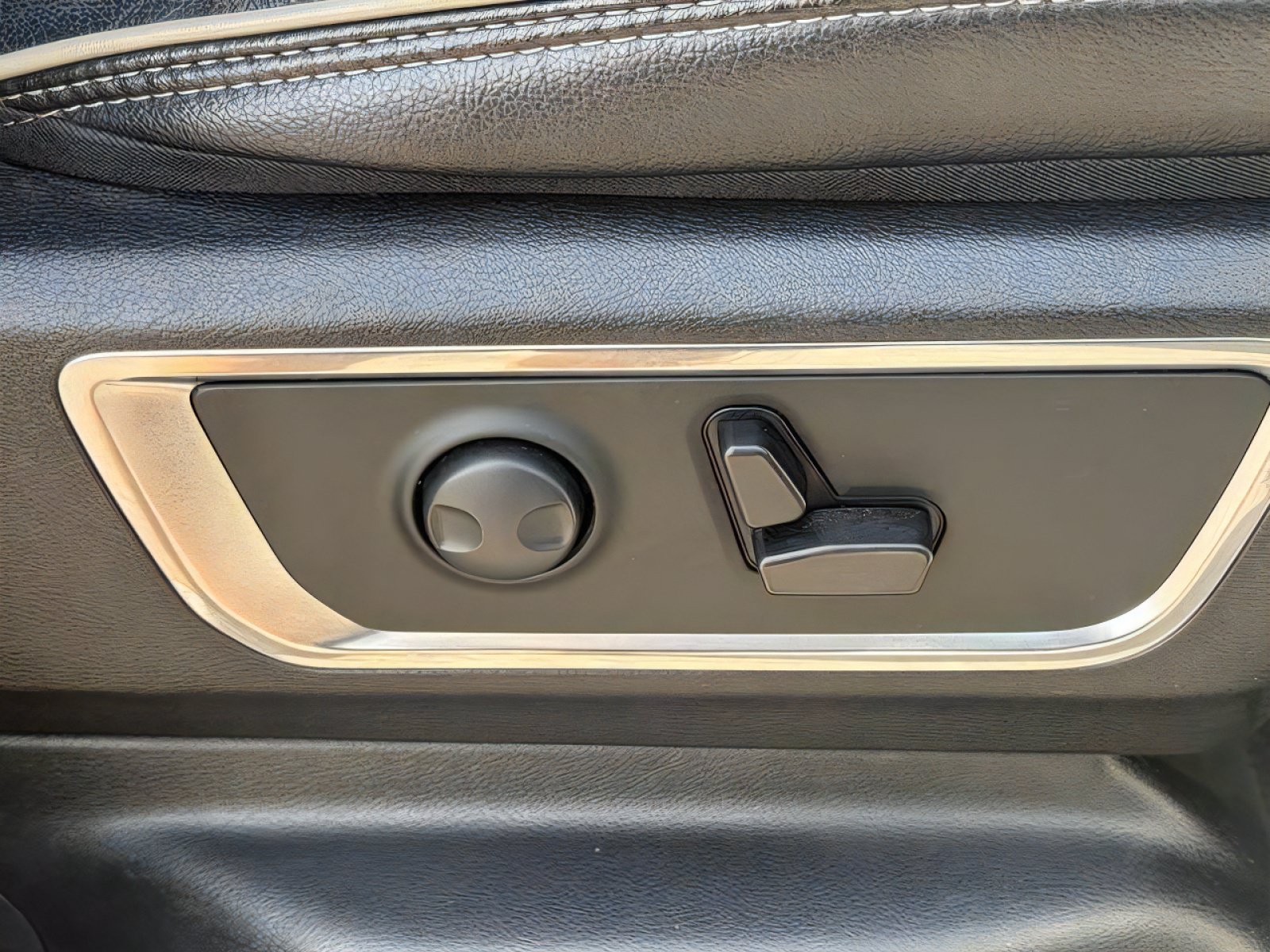 Used 2024 RAM 1500 Laramie AWD/4WD image 33