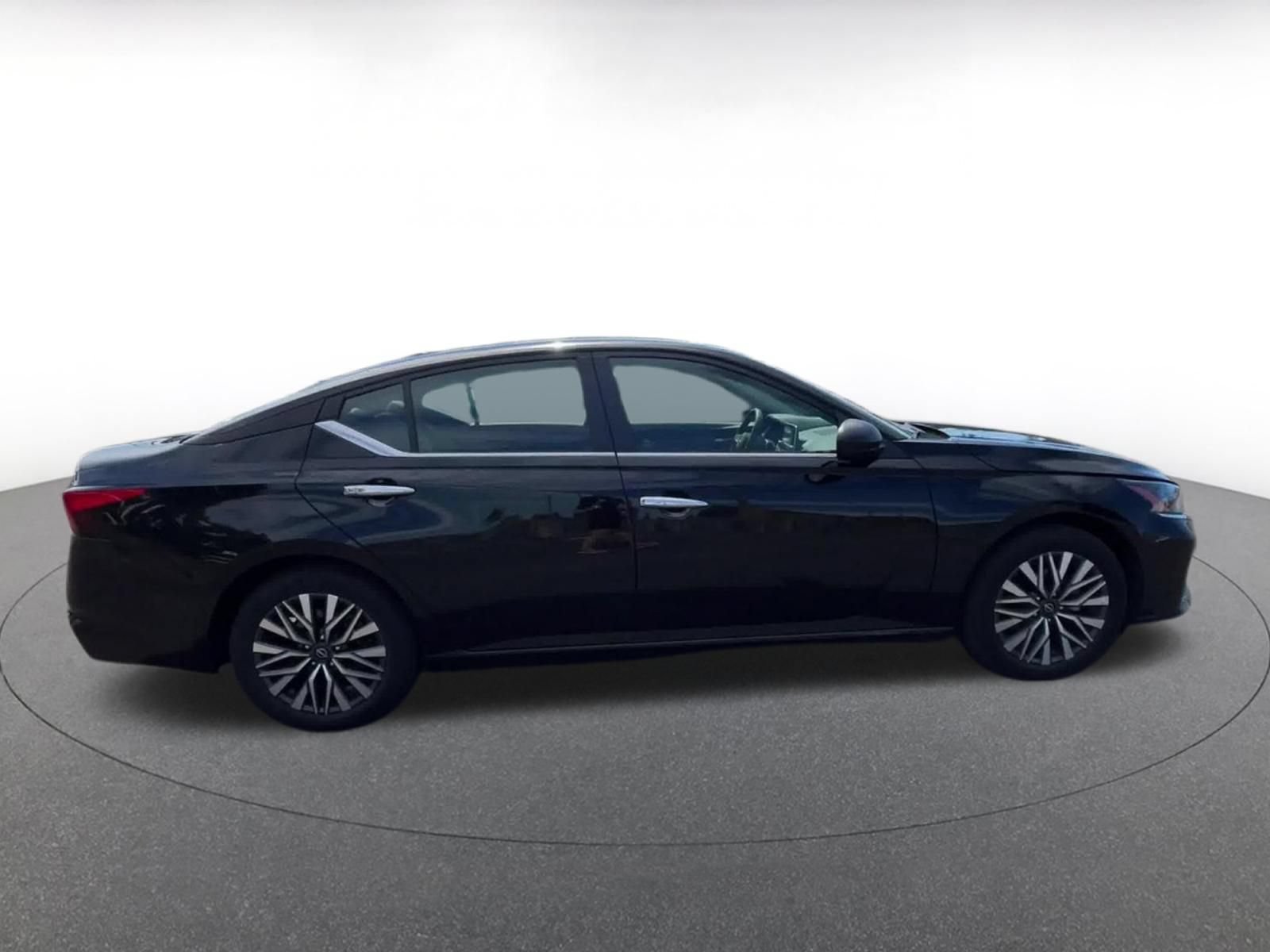 Used 2025 Nissan Altima 2.5 SV FWD image 13