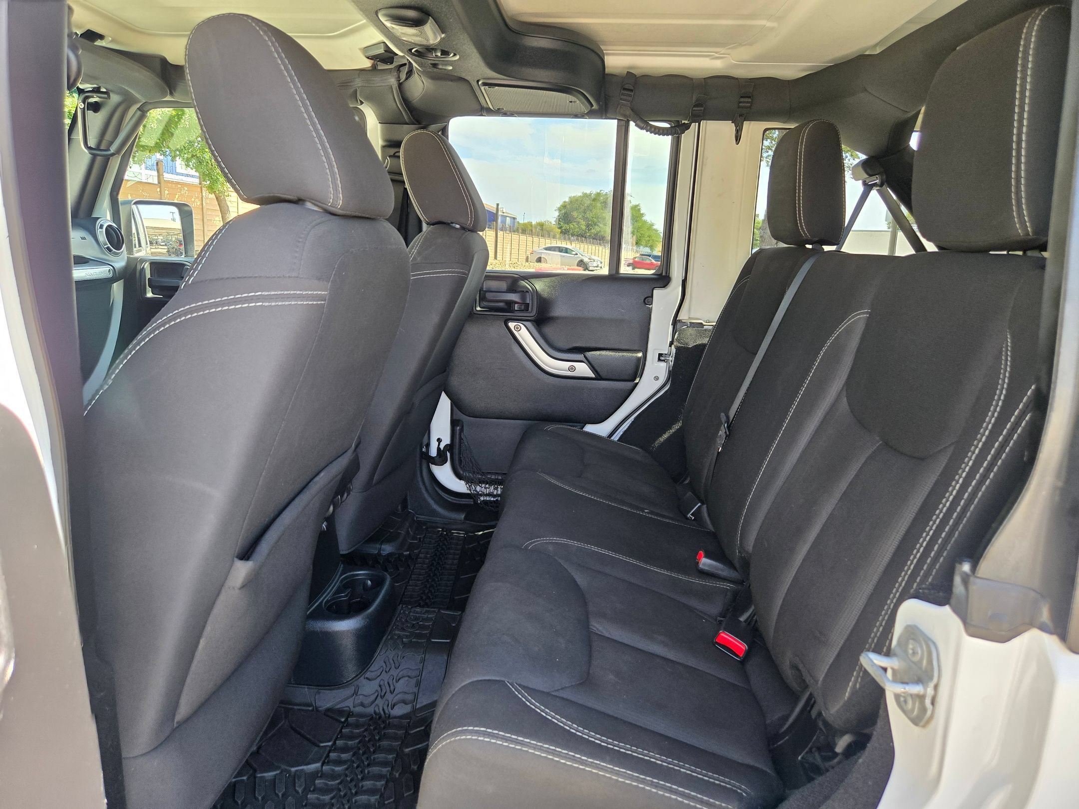 Used 2015 Jeep Wrangler Unlimited Rubicon w/ Connectivity Group AWD/4WD image 14