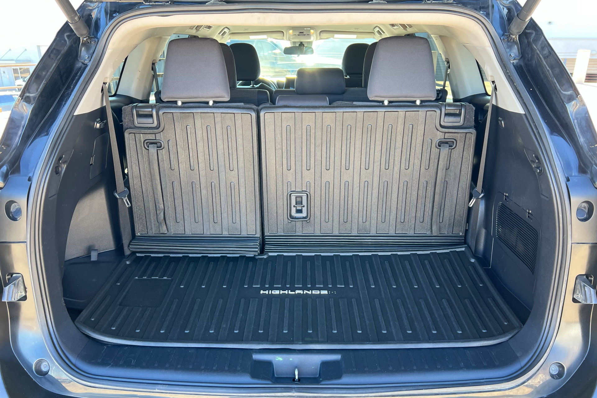 Used 2024 Toyota Highlander LE image 24