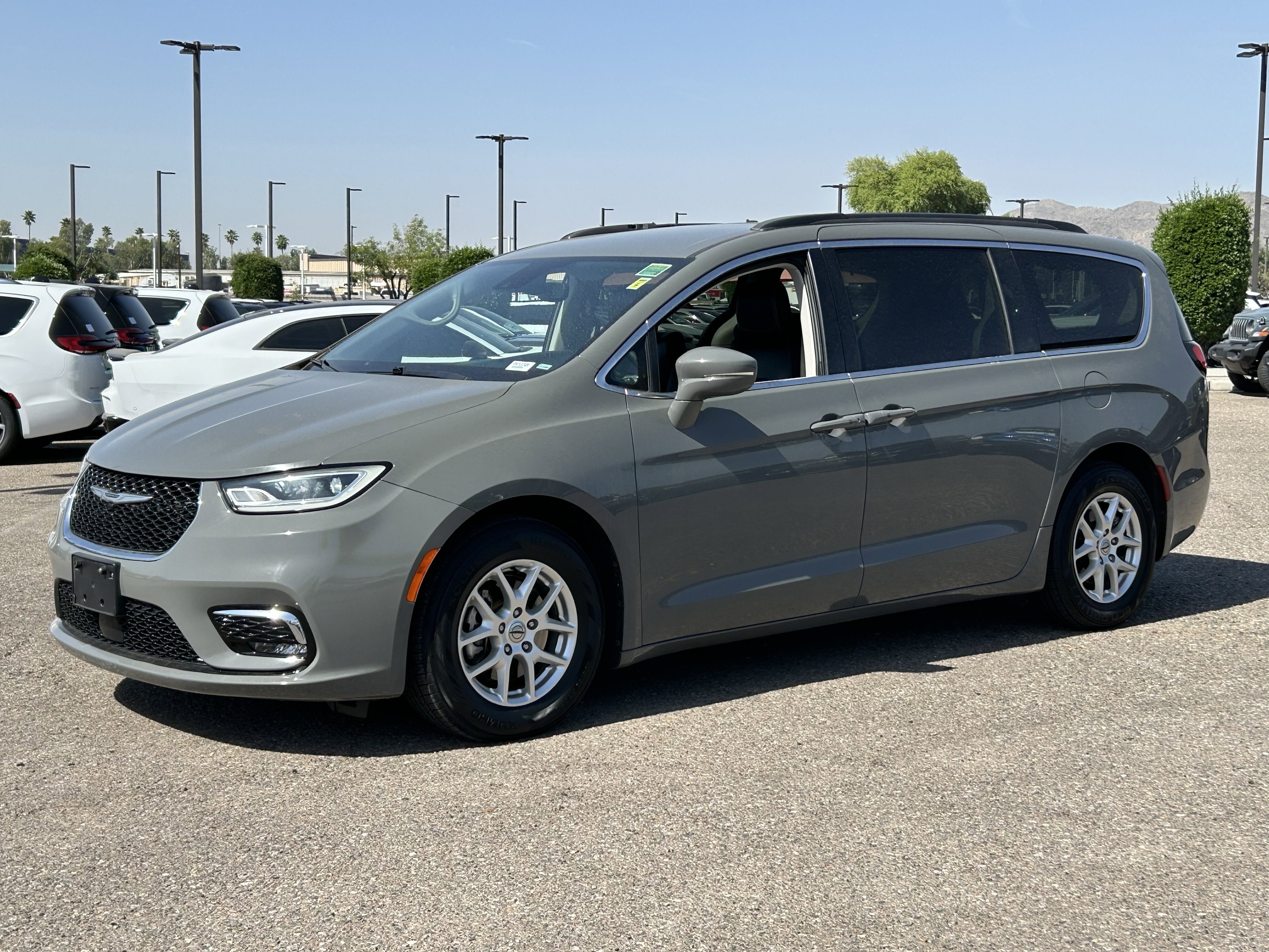 Certified 2022 Chrysler Pacifica Touring-L image 2