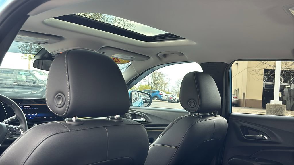 Used 2025 Chevrolet Trax LT w/ Sunroof Package image 32