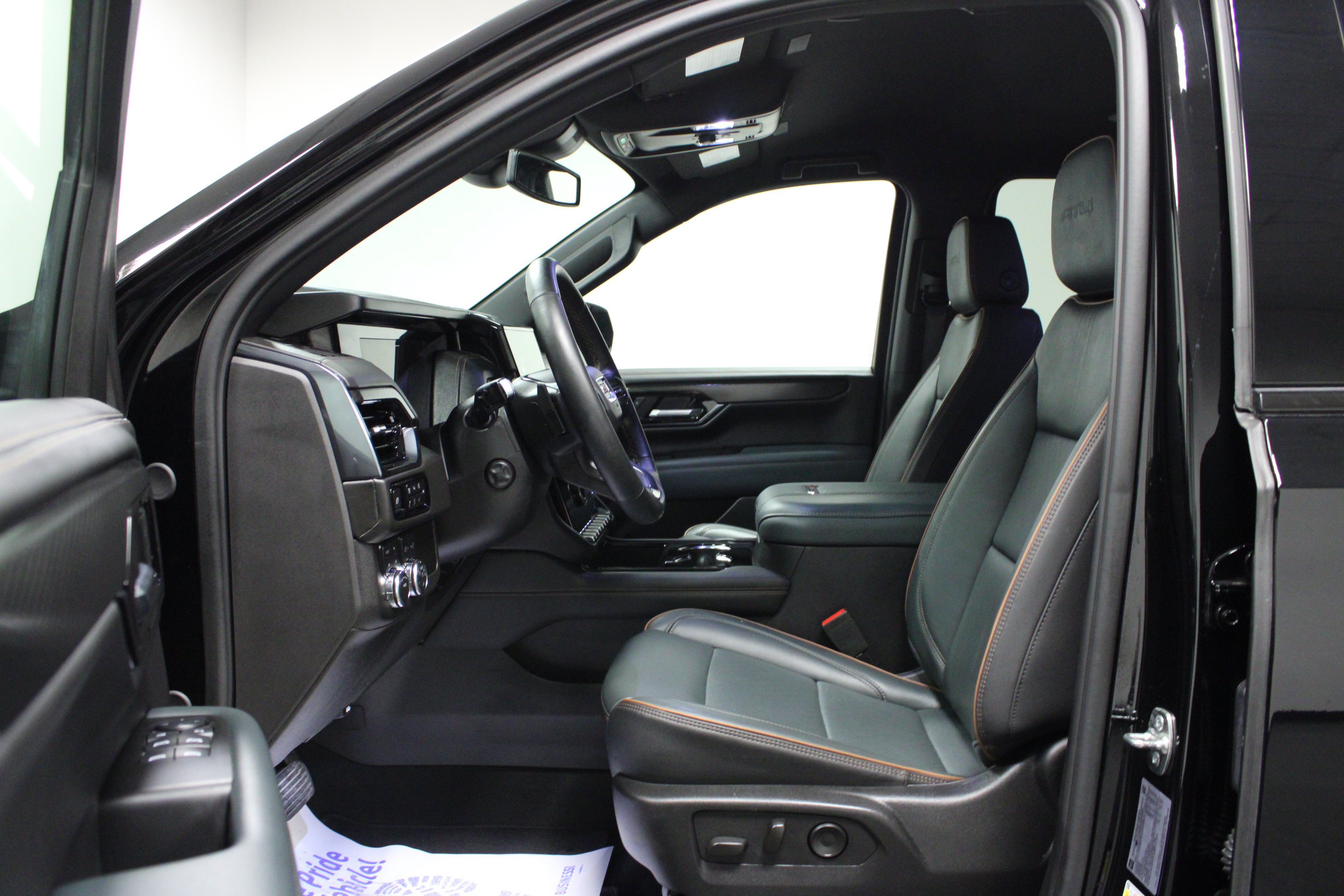 Used 2025 GMC Yukon XL AT4 AWD/4WD image 12