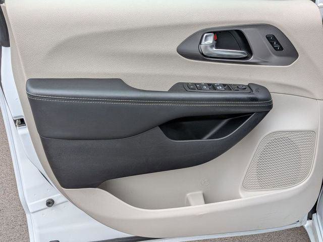 Certified 2024 Chrysler Pacifica Touring-L image 15