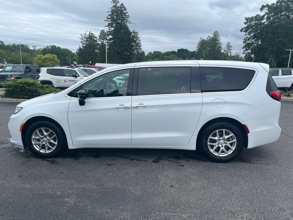 Used 2025 Chrysler Pacifica Select FWD image 7