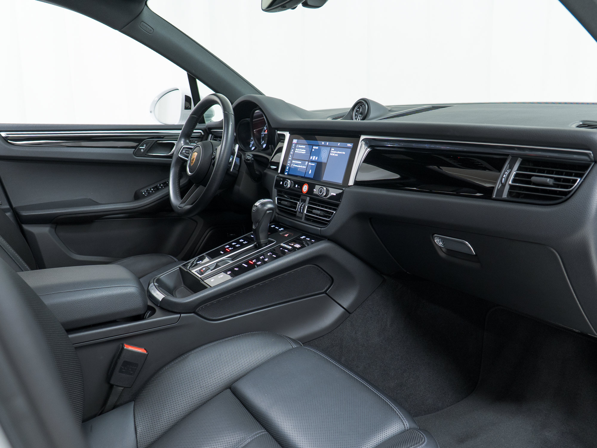 Certified 2023 Porsche Macan AWD/4WD image 25