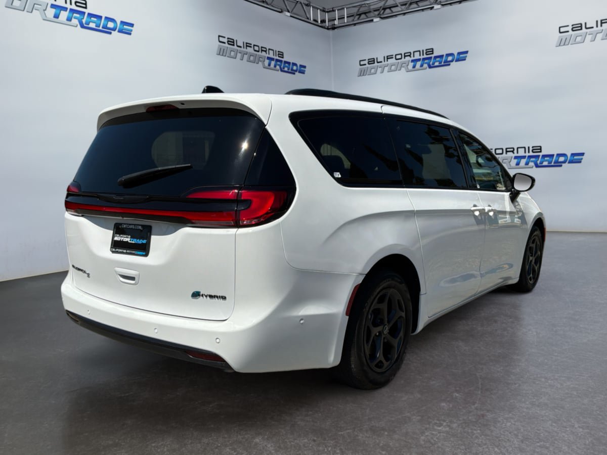 Used 2025 Chrysler Pacifica Premium FWD image 5