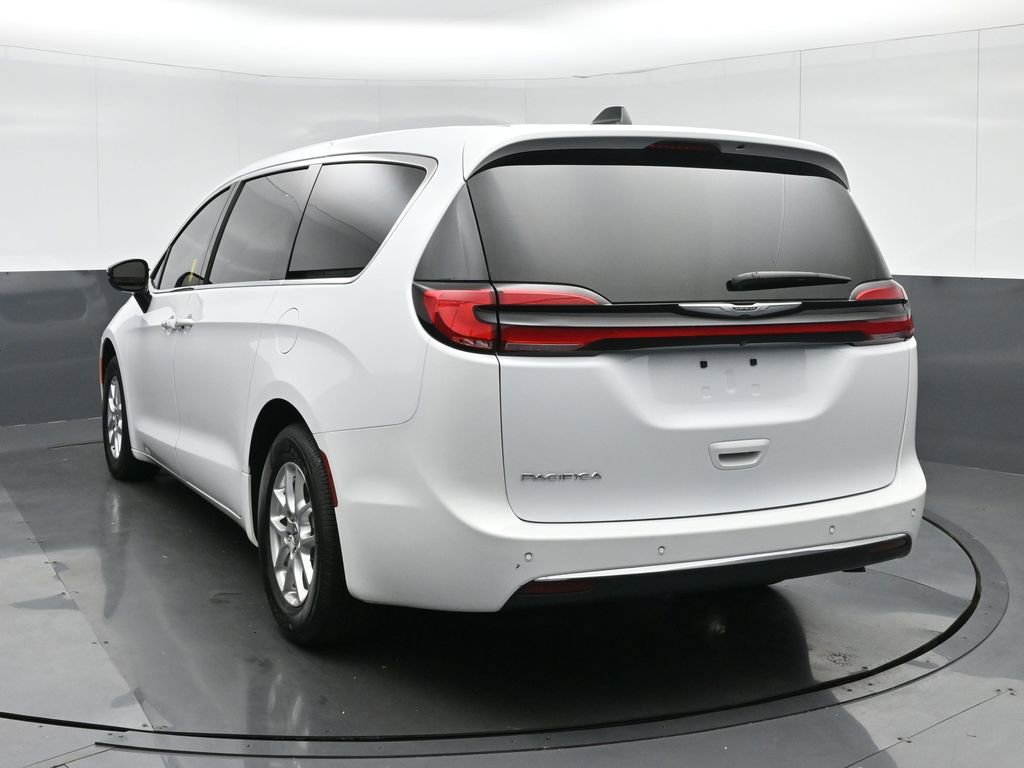 Used 2024 Chrysler Pacifica Touring image 5