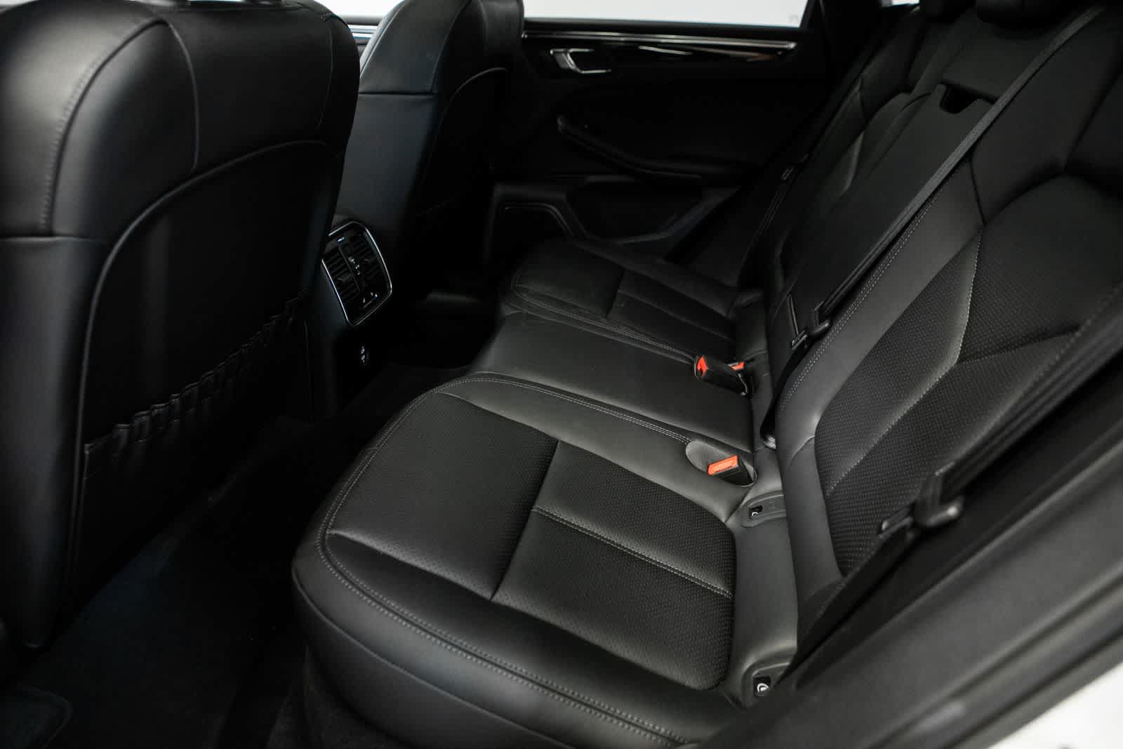 Certified 2025 Porsche Macan AWD/4WD image 29