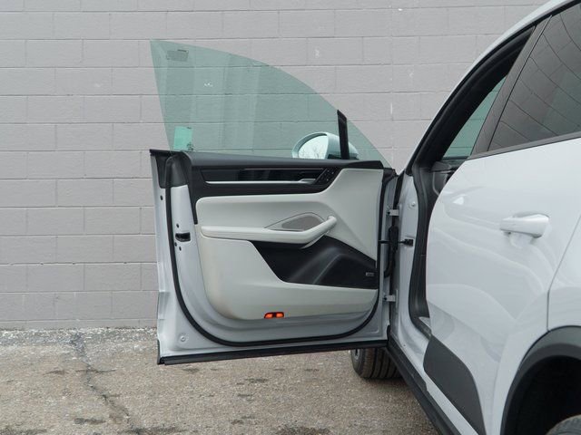 Certified 2025 Porsche Macan Electric image 15