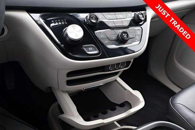 Used 2024 Chrysler Pacifica Touring-L image 36