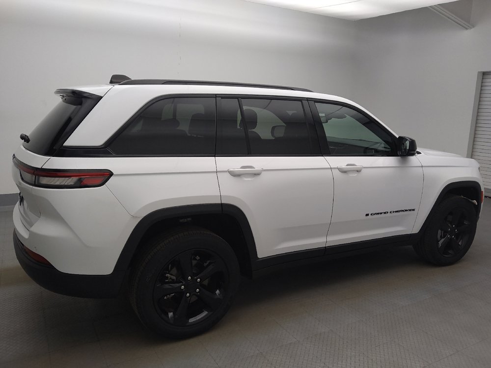 Used 2023 Jeep Grand Cherokee Altitude RWD image 10