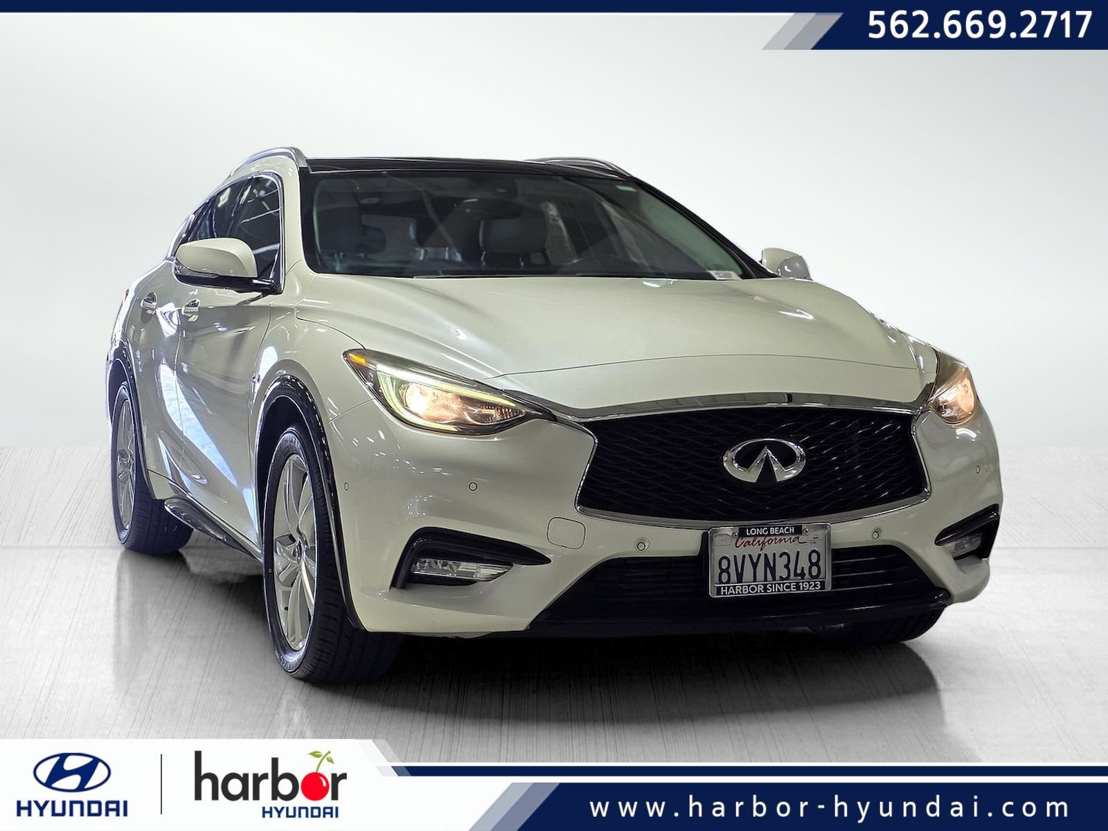 Used 2017 INFINITI QX30 Premium w/ Navigation Package FWD image 1