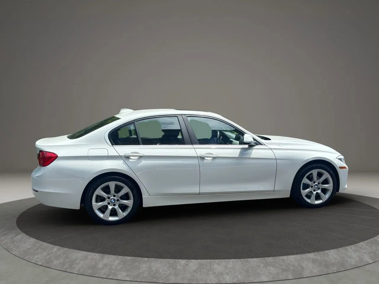 Used 2015 BMW 320i xDrive Sedan AWD/4WD image 4